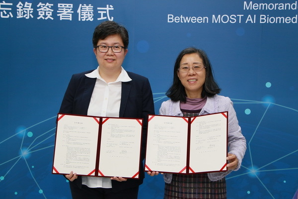 加拿大捷易科技公司 (Generations E)執行長蘇珍妮Jean Su(左)、成大電機系教授詹寶珠(右)、