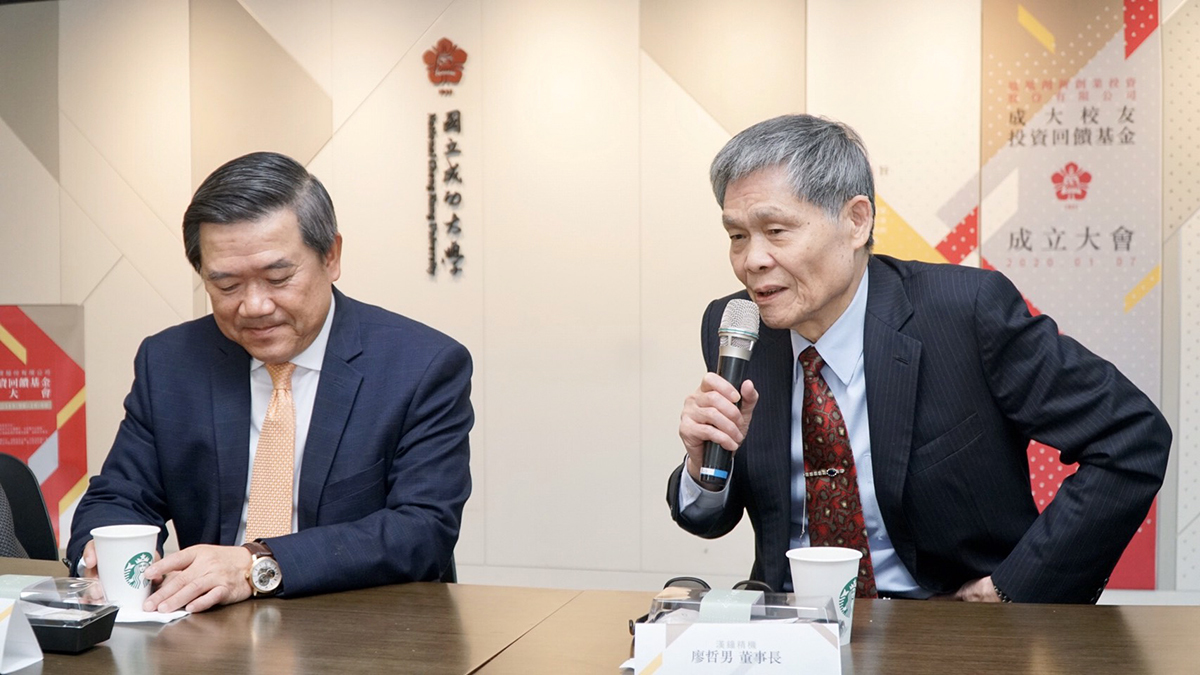 陳其宏(左)滿心感謝的說成大教育紮實。廖哲男則說,四個字「與有榮焉」!
