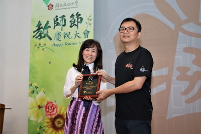 蘇文鈺教授(右)獲大學創新與大學社會責任特優教師