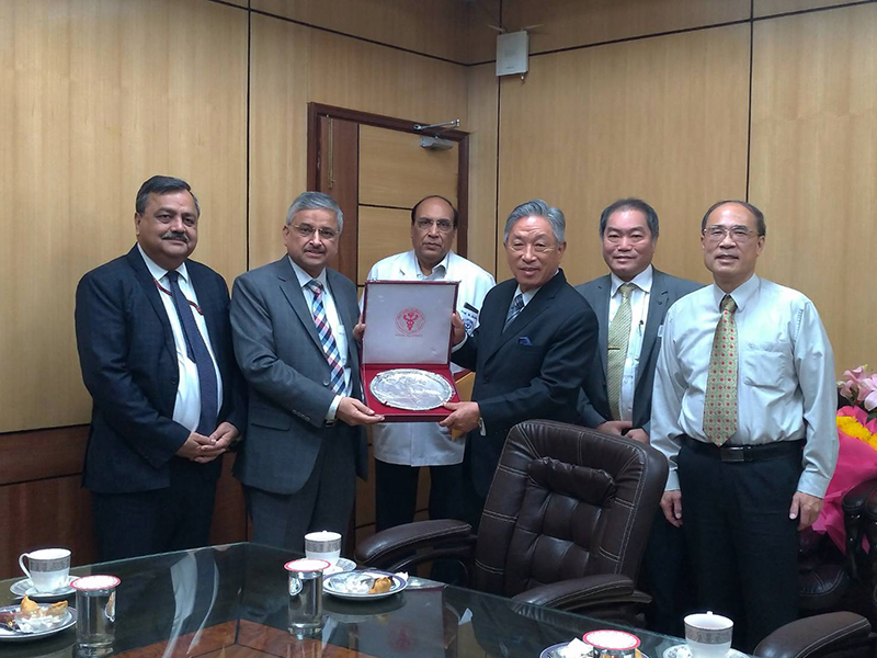 印度AIIMS校長Randeep Guleria致贈紀念盤給田中光大使