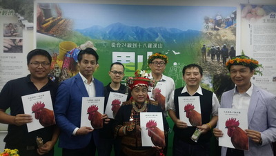 雙肩公司總經理陳墨(左2)、成大賴俊雄教授(右1)等人攜手打造循環智能經濟
