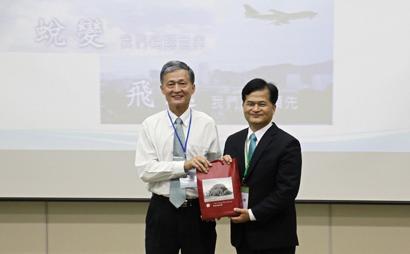 成功大學電機資訊學院許渭州院長(左)、漢翔航空工業吳天勝研發長(右)
