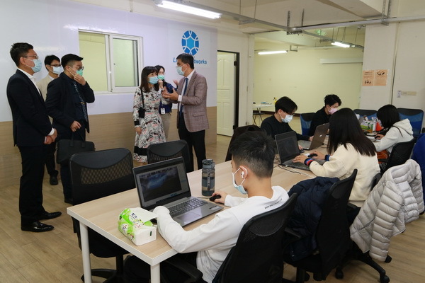 蘇慧貞校長(後排右三)參觀Linker Network台南辦公室