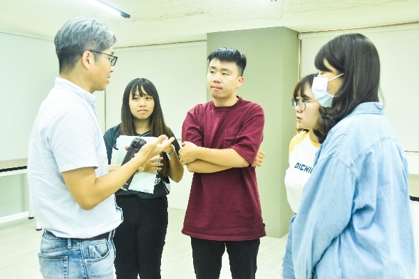 邀請各界系友、專家學者與學生分享實務經驗及規劃觀點