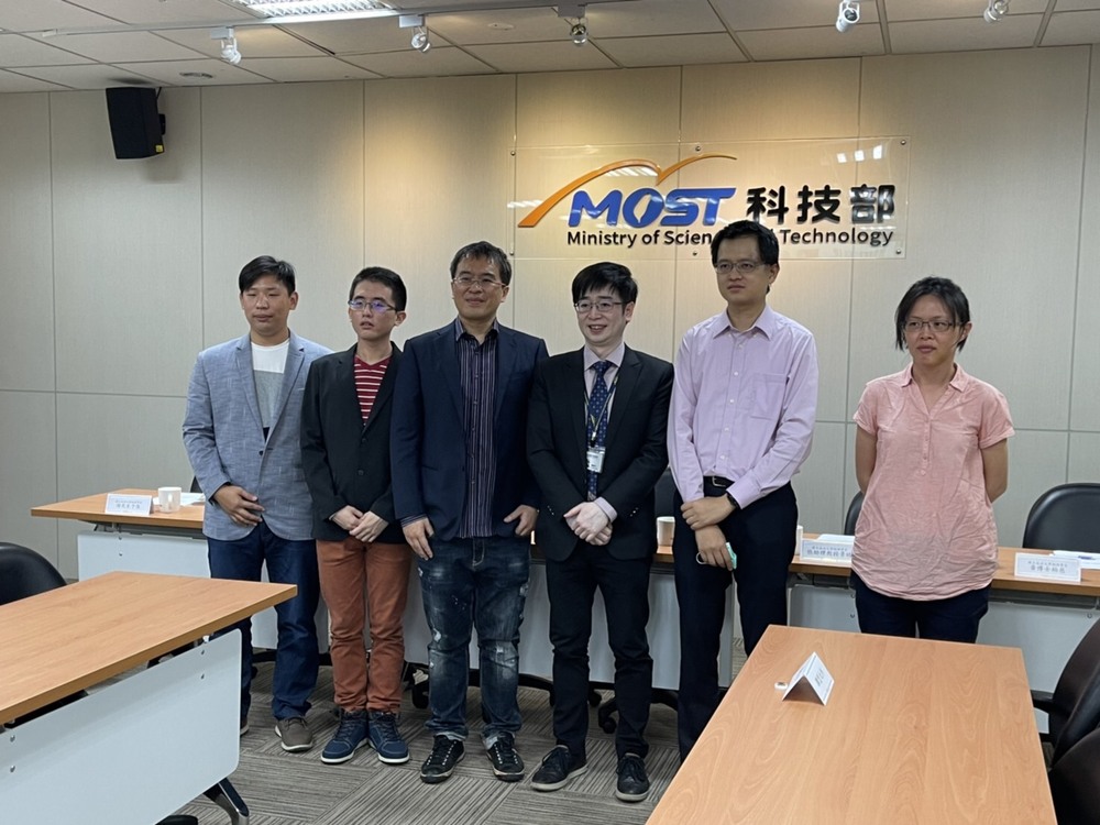 左一開始:謝予強博士生、羅舜聰助理教授、陳則銘特聘教授、科技部自然科學及永續研究發展司羅夢凡司長、張景皓助理教授、黃柏慈博士