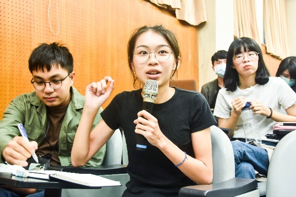 現場學生提問,與業師互動交流