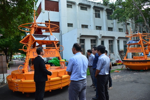 國防大學理工學院等一行參觀近海水文中心浮標