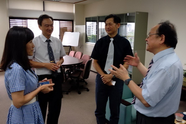 蘇慧貞校長(左)、蘇芳慶副校長(左二),對於未來與國防科技領域合作樂觀其成